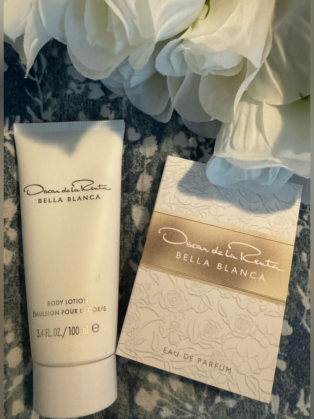 Oscar de la Renta Bella Blanca Lotion & Fragrance Sample - White and Gold